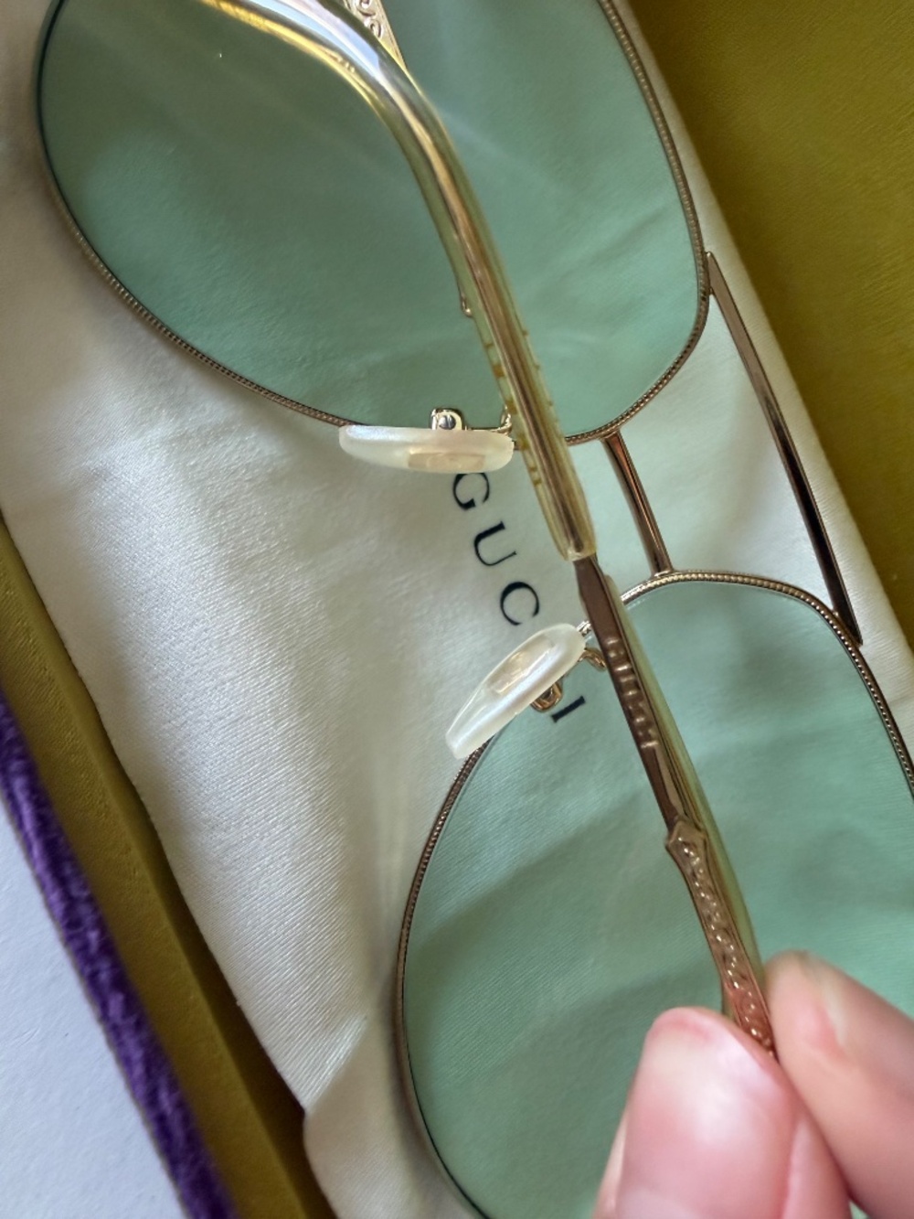 Gucci sunglasses with green-tinted lenses and a gold frame - Picture 4 of 4